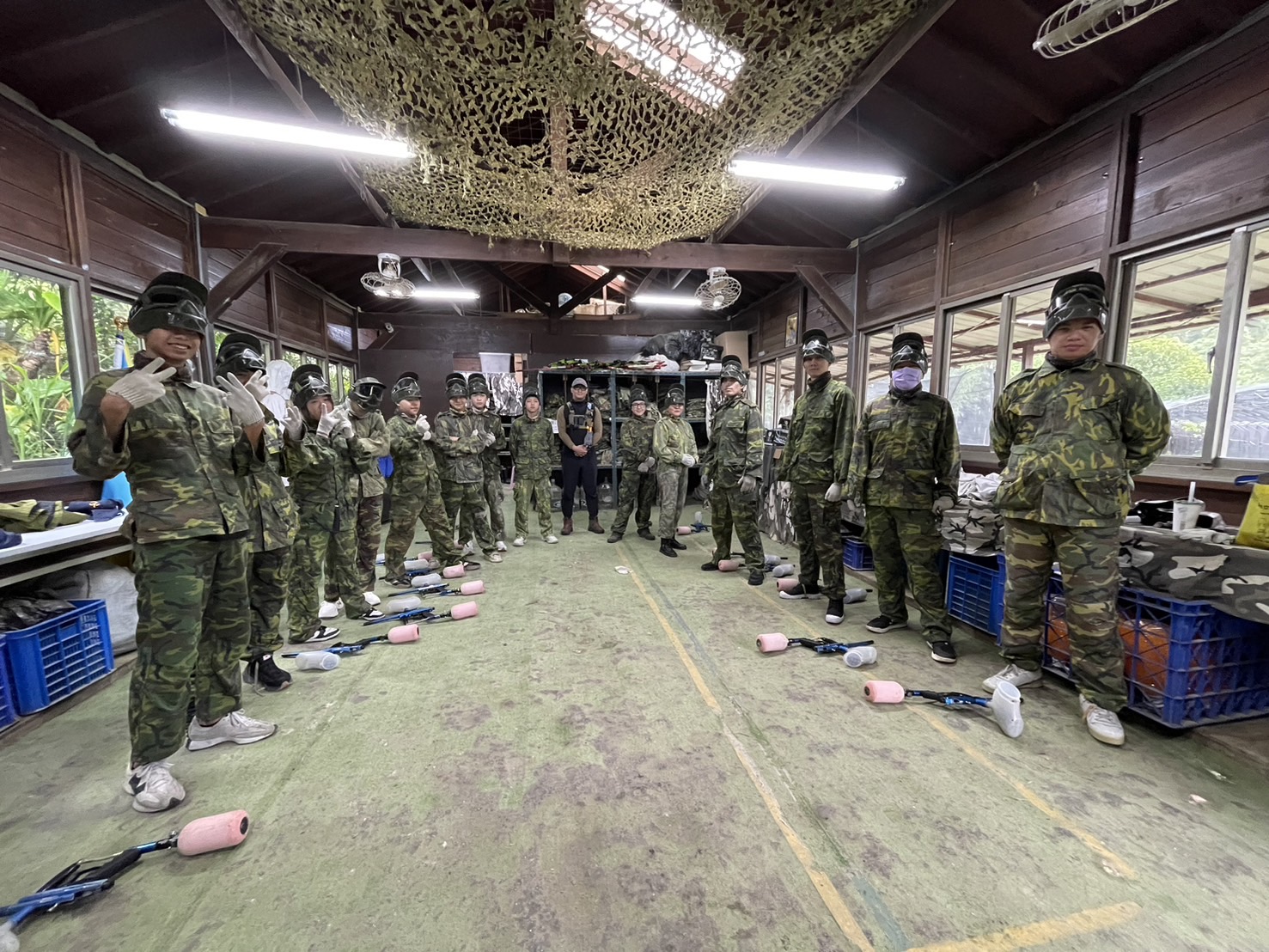 警察帶路！新北高中生戶外漆彈對決　共同守護反詐反毒